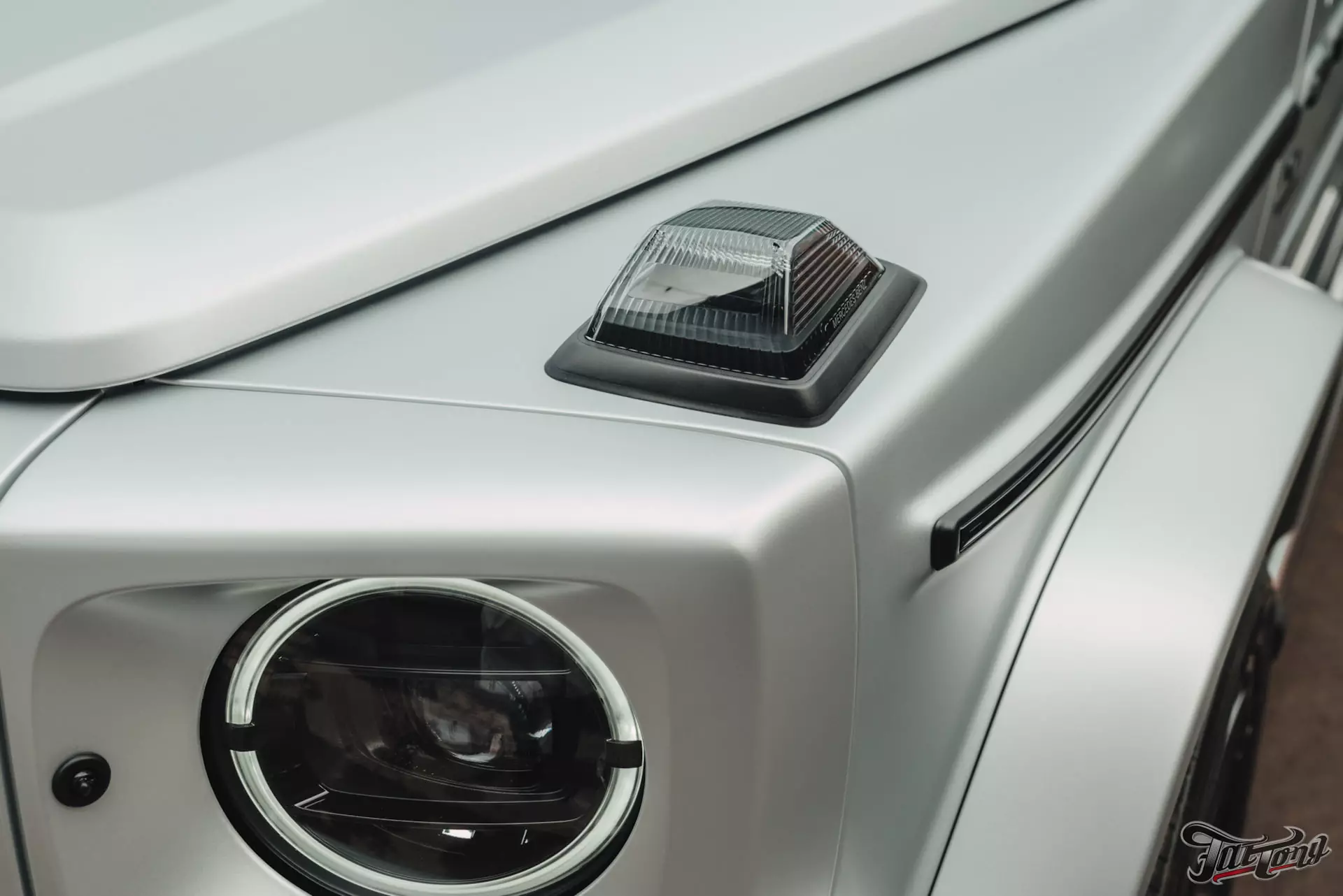 Mercedes G-class. Оклейка в матовый полиуретан. Защита оптики глянцевым полиуретаном. Шумоизоляция дверей. Установка доводчиков дверей